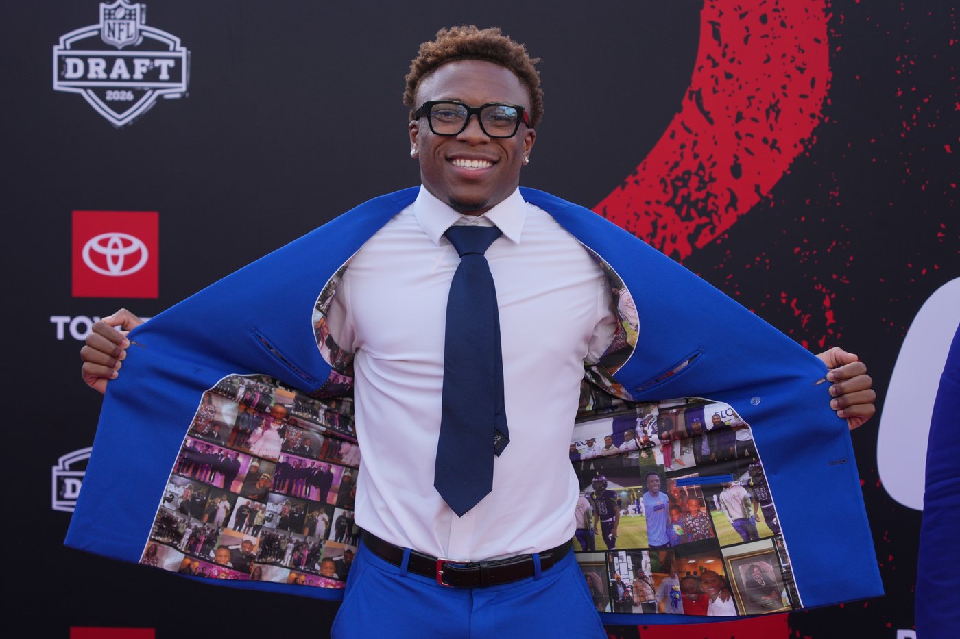 Inside the NFL draft suits: Family photos, sponsor art and a comic book reveal | iNFOnews.ca