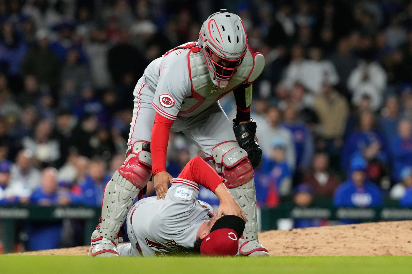 Reds closer Emilio Pagán carted off with an apparent left hamstring injury against the Cubs | iNFOnews.ca