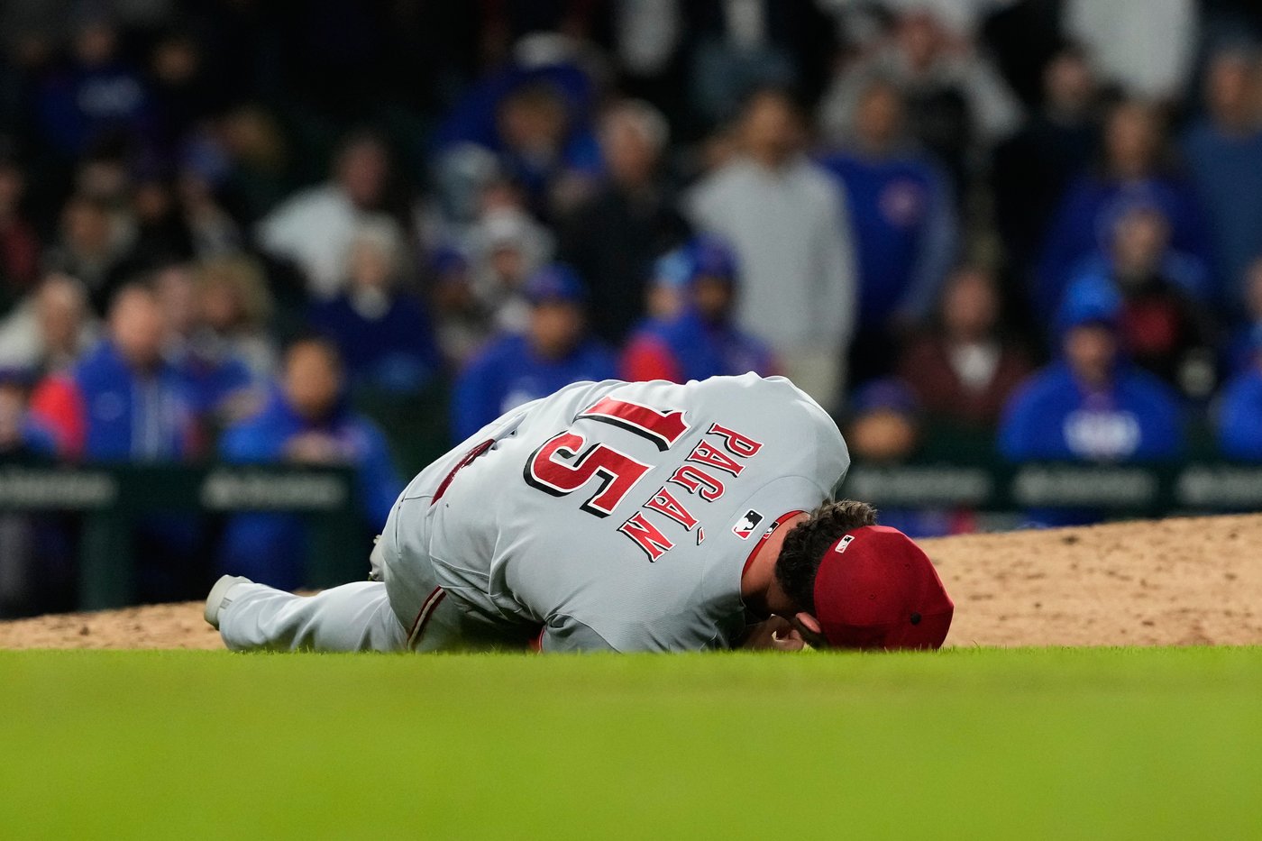 Reds closer Emilio Pagán carted off with an apparent left hamstring injury against the Cubs | iNFOnews.ca