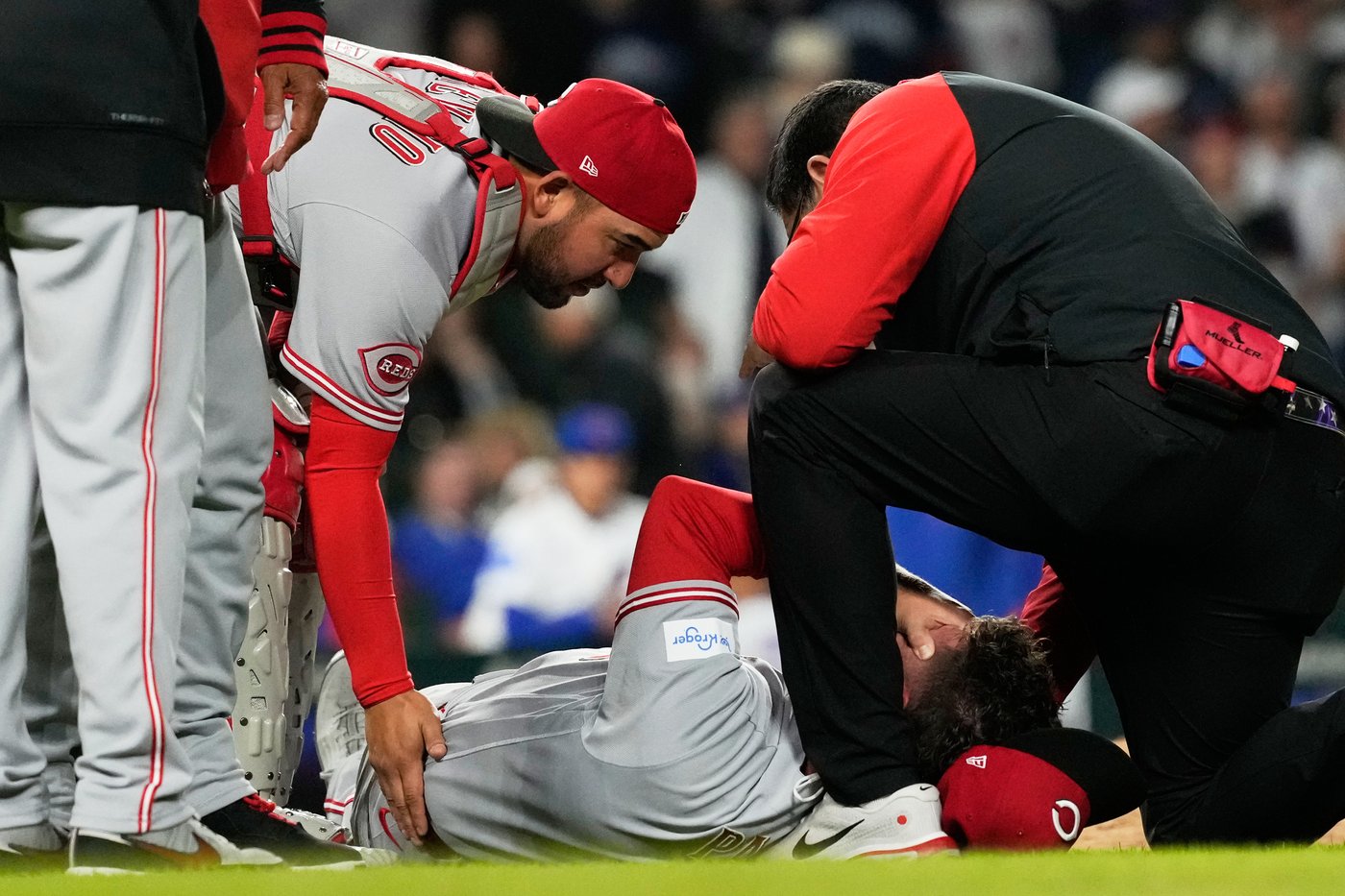 Reds closer Emilio Pagán carted off with an apparent left hamstring injury against the Cubs | iNFOnews.ca