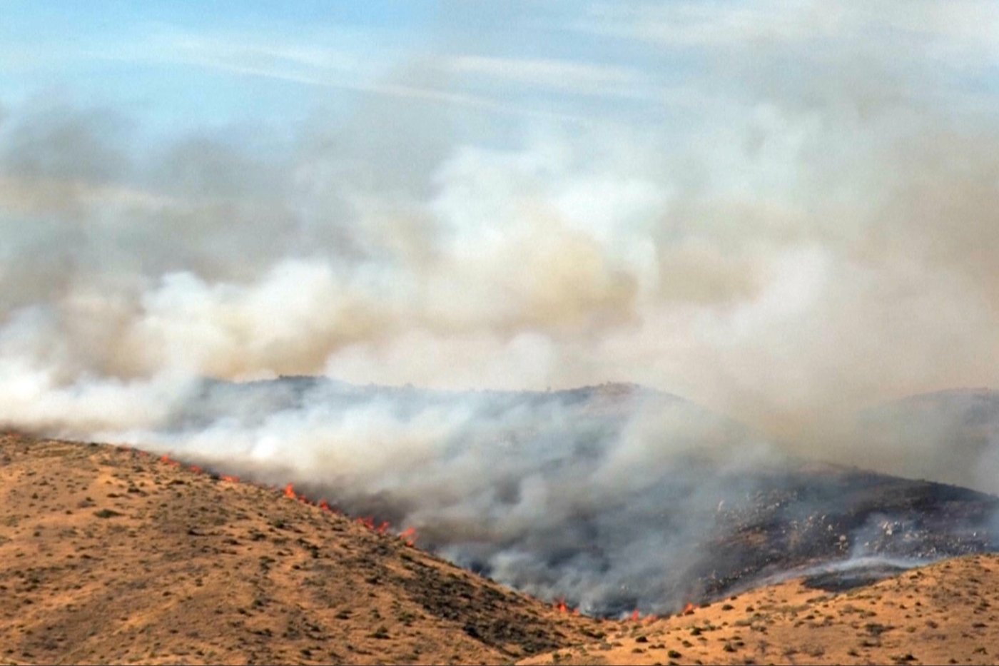 Firefighters are trying to stop a fast-moving Nevada wildfire from spreading to homes in Reno | iNwheels Firefighters are trying to stop a fast-moving Nevada wildfire from spreading to homes in Reno | iNwheels