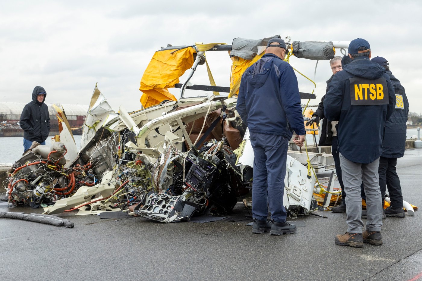 NYC sightseeing helicopter likely hit birds before its fatal plunge into Hudson River, report shows | iNFOnews.ca NYC sightseeing helicopter likely hit birds before its fatal plunge into Hudson River, report shows | iNFOnews.ca
