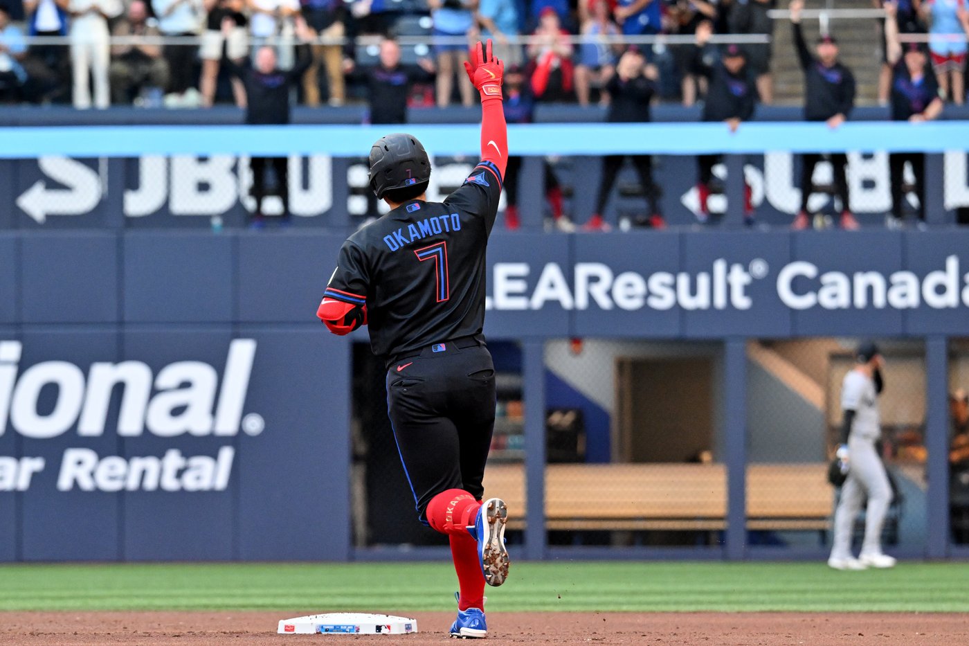 Kirk shines in return as Jays overpower Yankees 8-5 | iNFOnews.ca