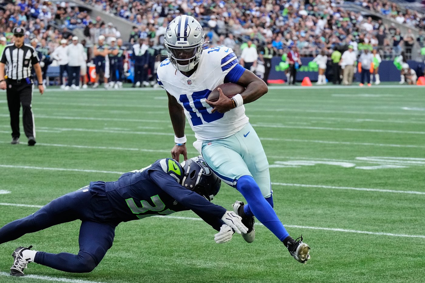 Brown stands out for Cowboys with 2 TD catches in 17-7 win over Seahawks | iNFOnews.ca