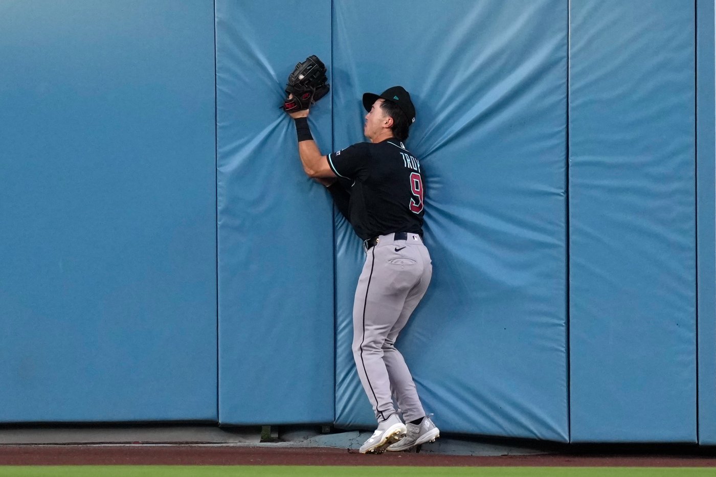 James McCann hits two home runs as Diamondbacks thump Dodgers 9-2 | iNFOnews.ca
