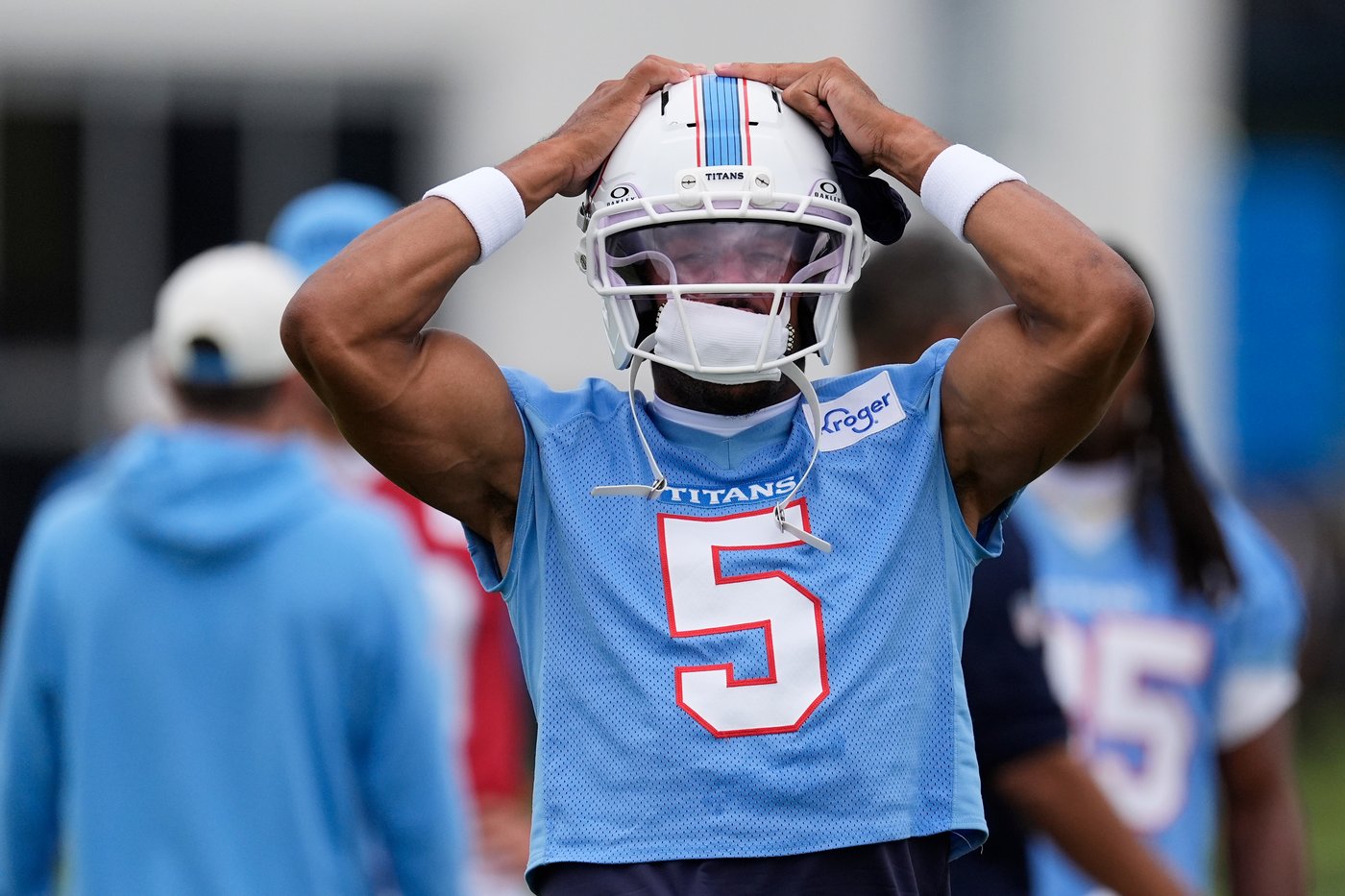 Titans left tackle Dan Moore Jr. returns; Elic Ayomanor leaves with shoulder issue | iNFOnews.ca Titans left tackle Dan Moore Jr. returns; Elic Ayomanor leaves with shoulder issue | iNFOnews.ca