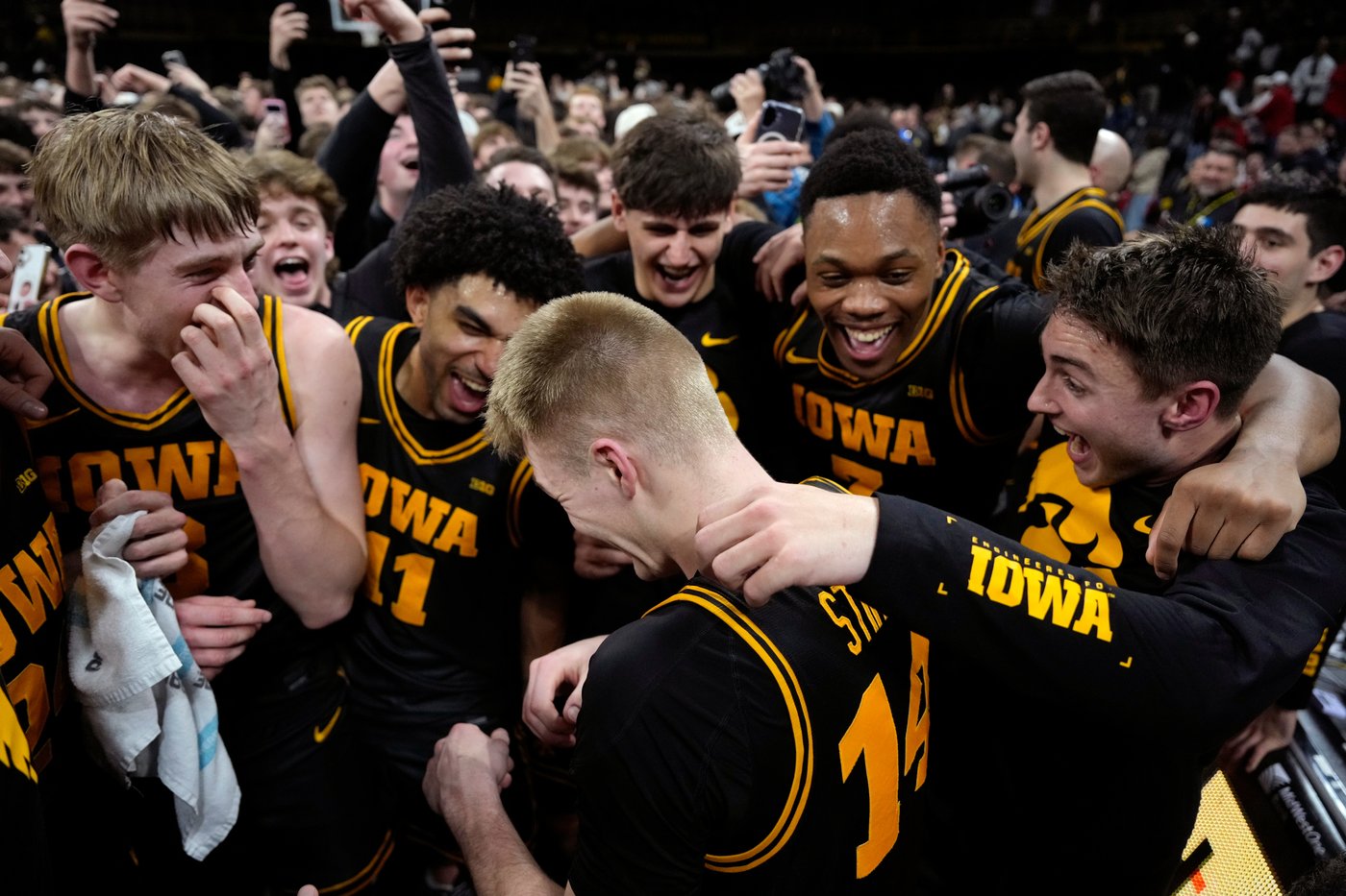 Iowa fans storm court after Bennett Stirtz scores 25 points in 57-52 victory over No. 9 Nebraska | iNFOnews.ca Iowa fans storm court after Bennett Stirtz scores 25 points in 57-52 victory over No. 9 Nebraska | iNFOnews.ca