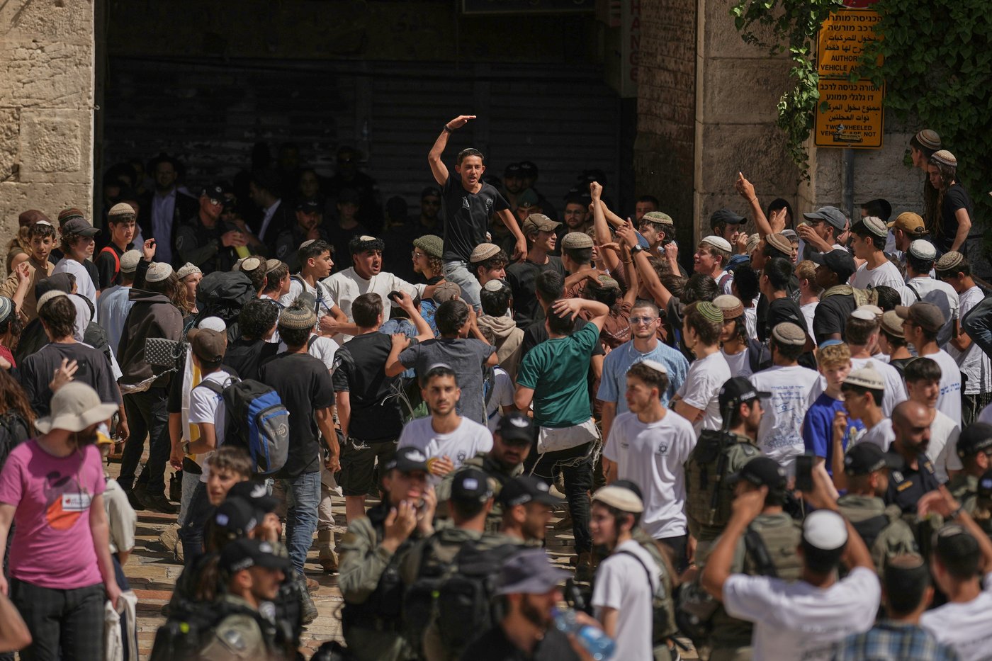 Ultranationalist Jews chant racist slogans during annual march into Jerusalem's Old City | iNFOnews.ca