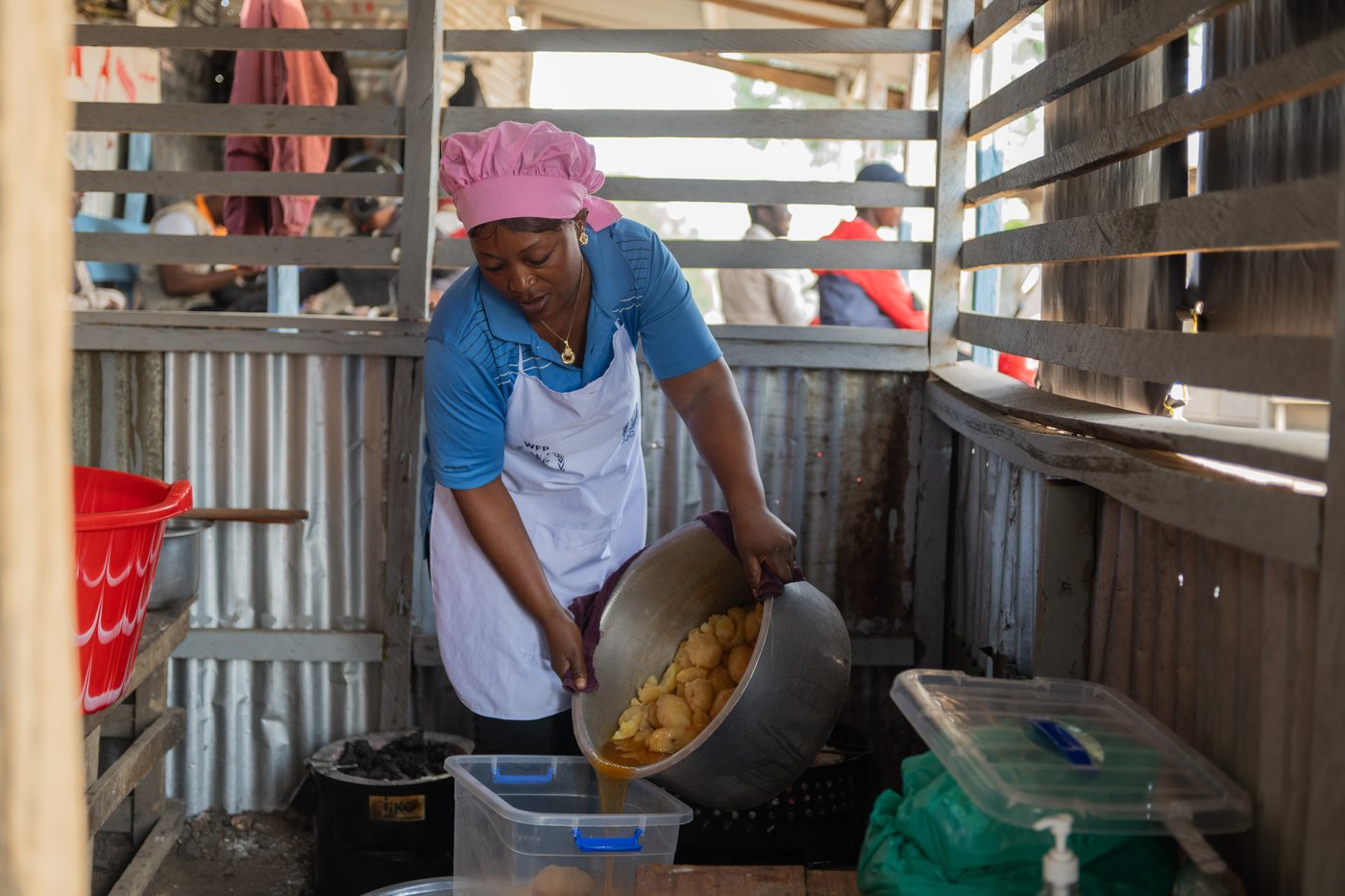 As Congo grapples with Ebola, volunteers cook meals to support patients | iNFOnews.ca