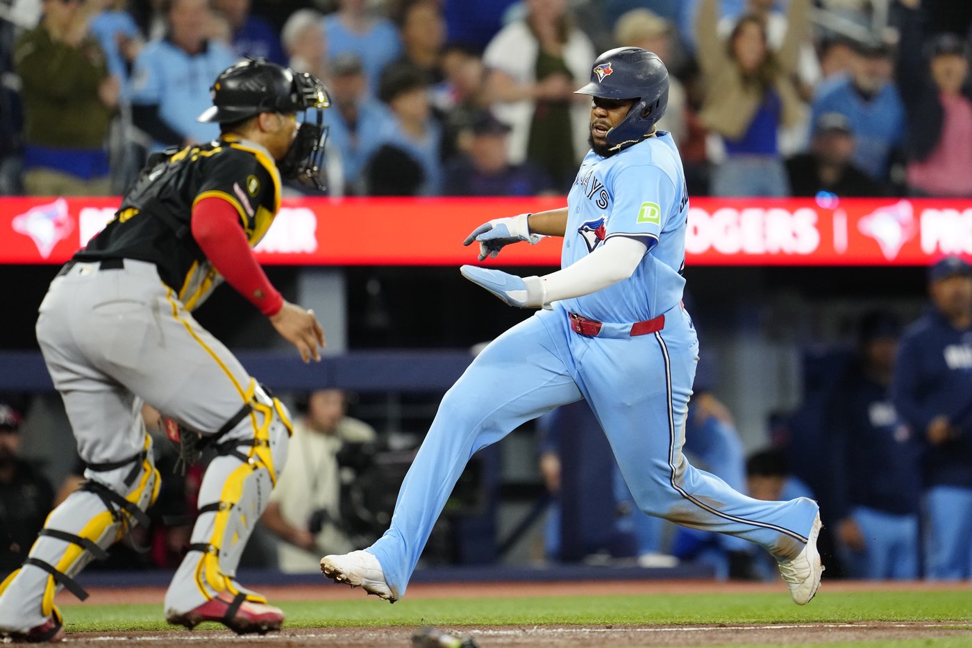 Blue Jays hoping for the best after Cease, Guerrero Jr. exit loss with injuries | iNFOnews.ca