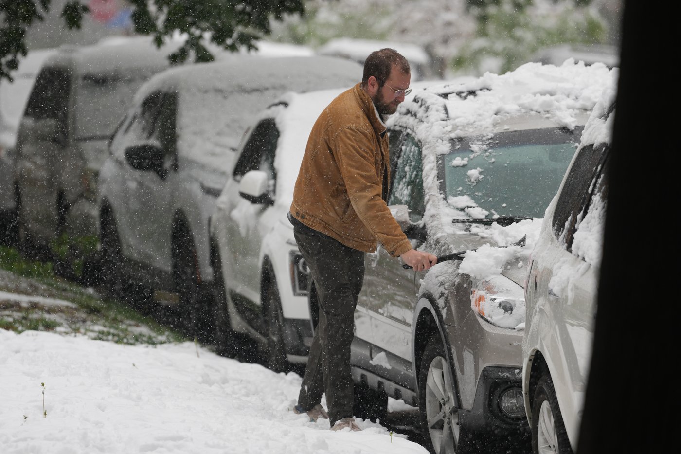 A late spring snowstorm slams Colorado, closing schools and disrupting commuters | iNFOnews.ca