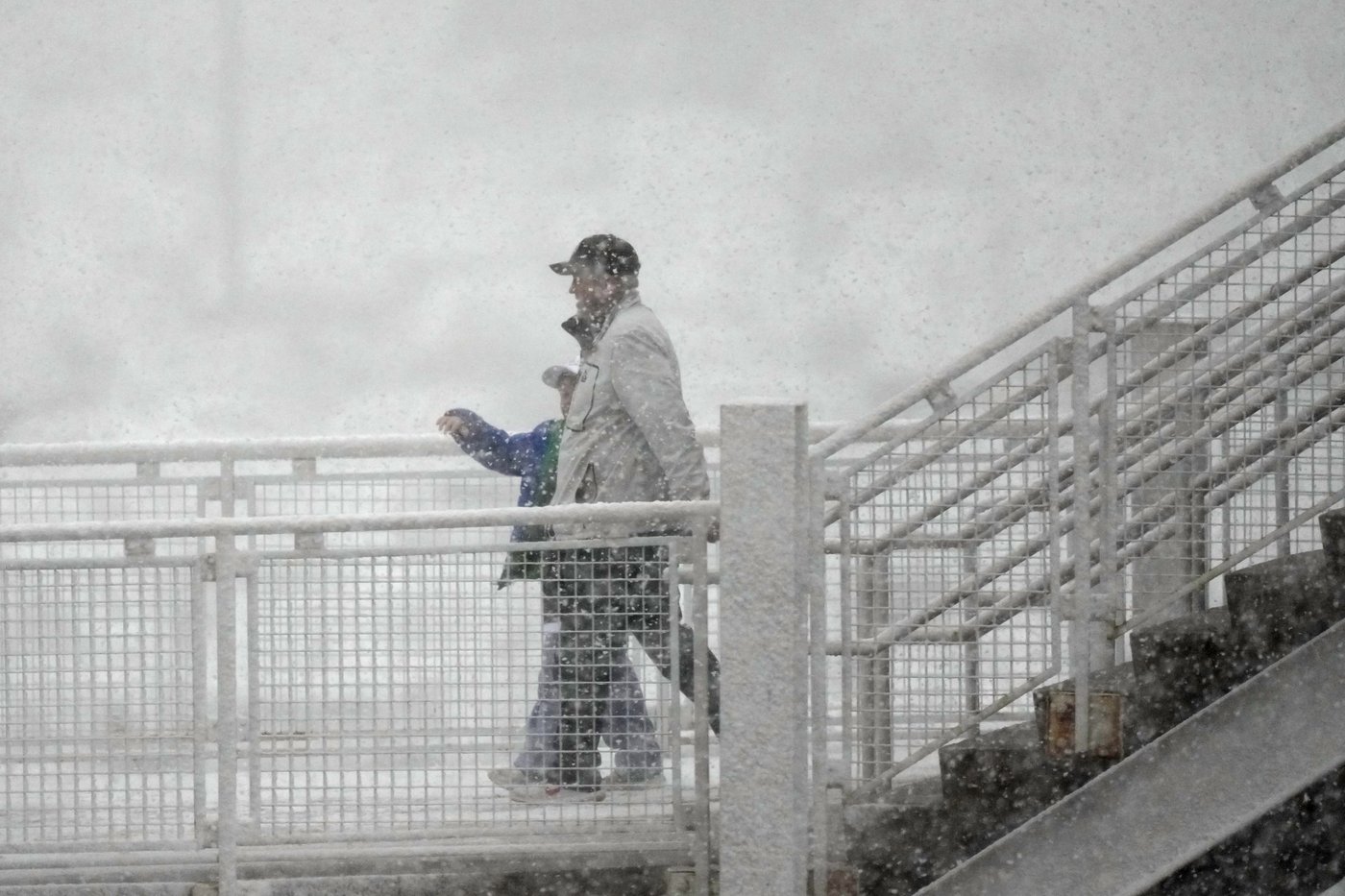 A late spring snowstorm slams Colorado, closing schools and disrupting commuters | iNFOnews.ca