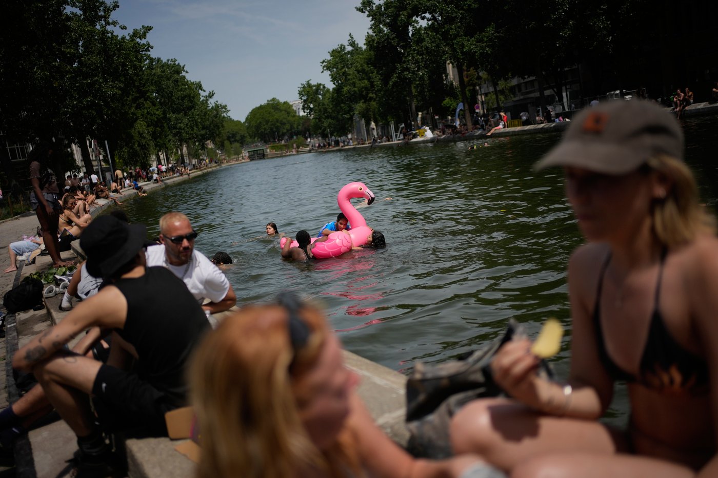 An early heat wave hits Europe, in photos | iNFOnews.ca