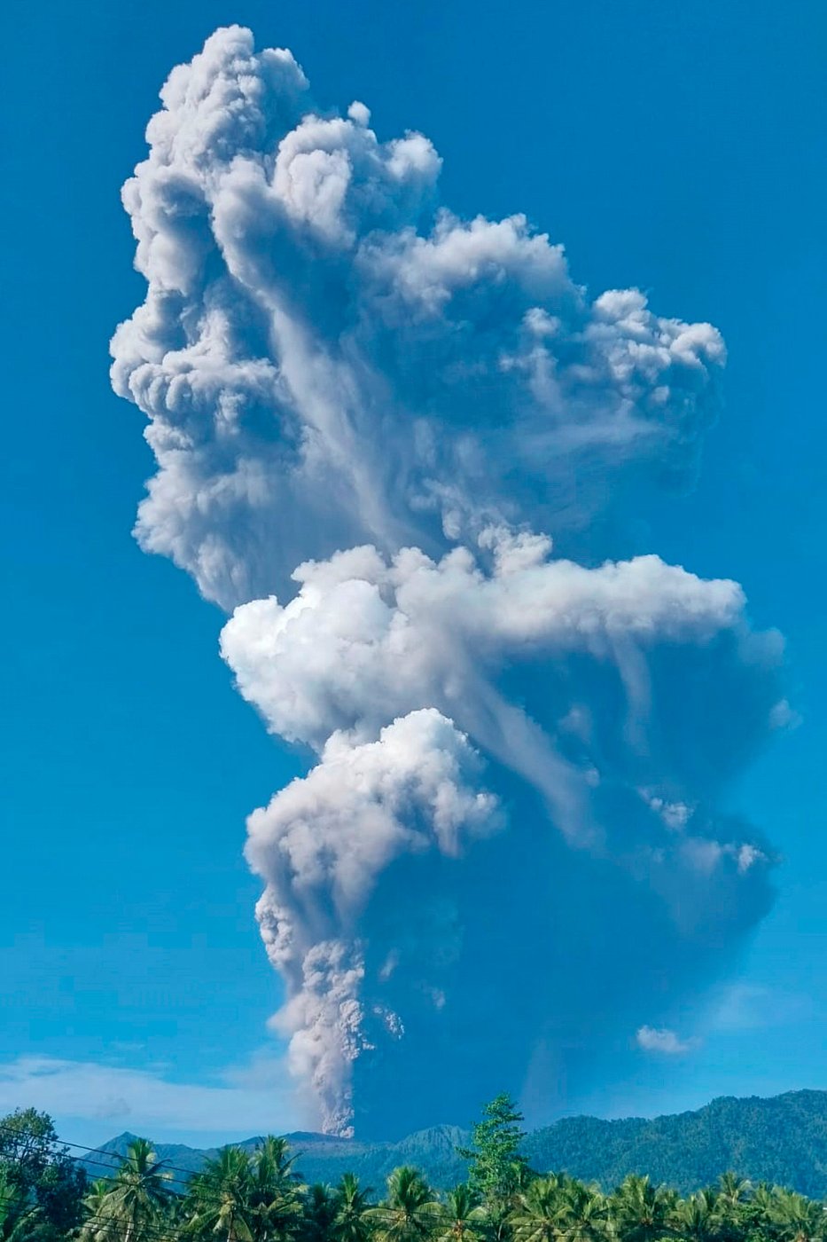 Indonesian rescuers find 1 body after volcano eruption as search continues for 2 more | iNFOnews.ca