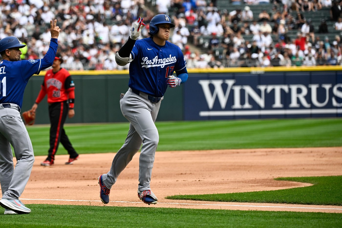 Shohei Ohtani hits a leadoff homer in return to Dodgers lineup after dealing with knee issue | iNFOnews.ca Shohei Ohtani hits a leadoff homer in return to Dodgers lineup after dealing with knee issue | iNFOnews.ca