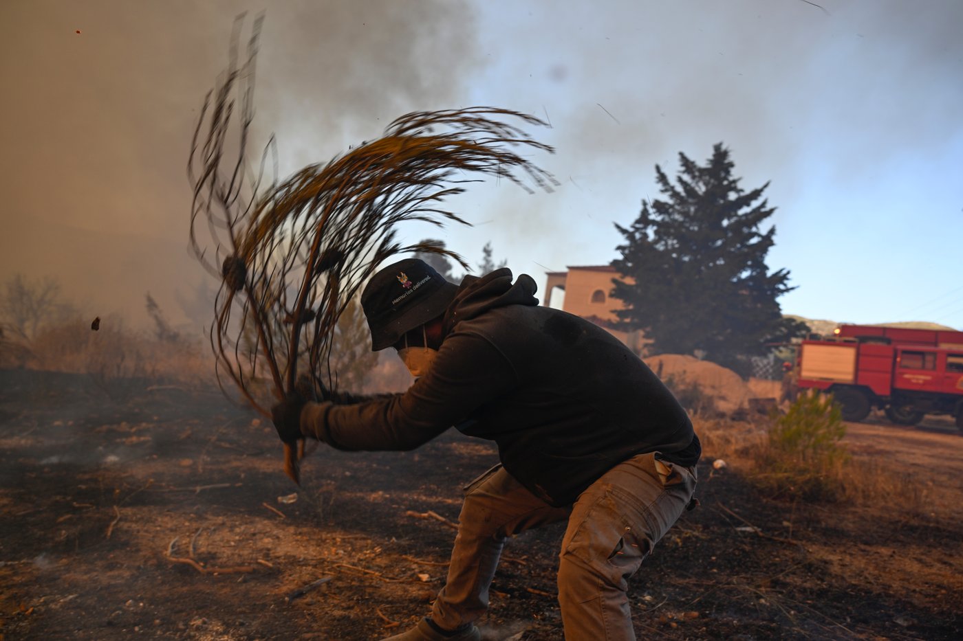 Fotos mostram destruição causada por incêndios florestais na Grécia enquanto incêndios se espalham pela Europa e partes dos EUA | iNwheels