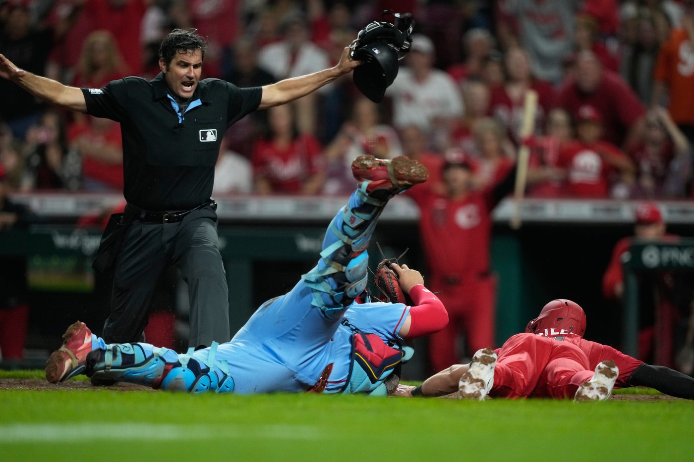 Reds get 3-run homer from De La Cruz and outlast Cardinals 7-6 in 11 innings to split doubleheader | iNFOnews.ca