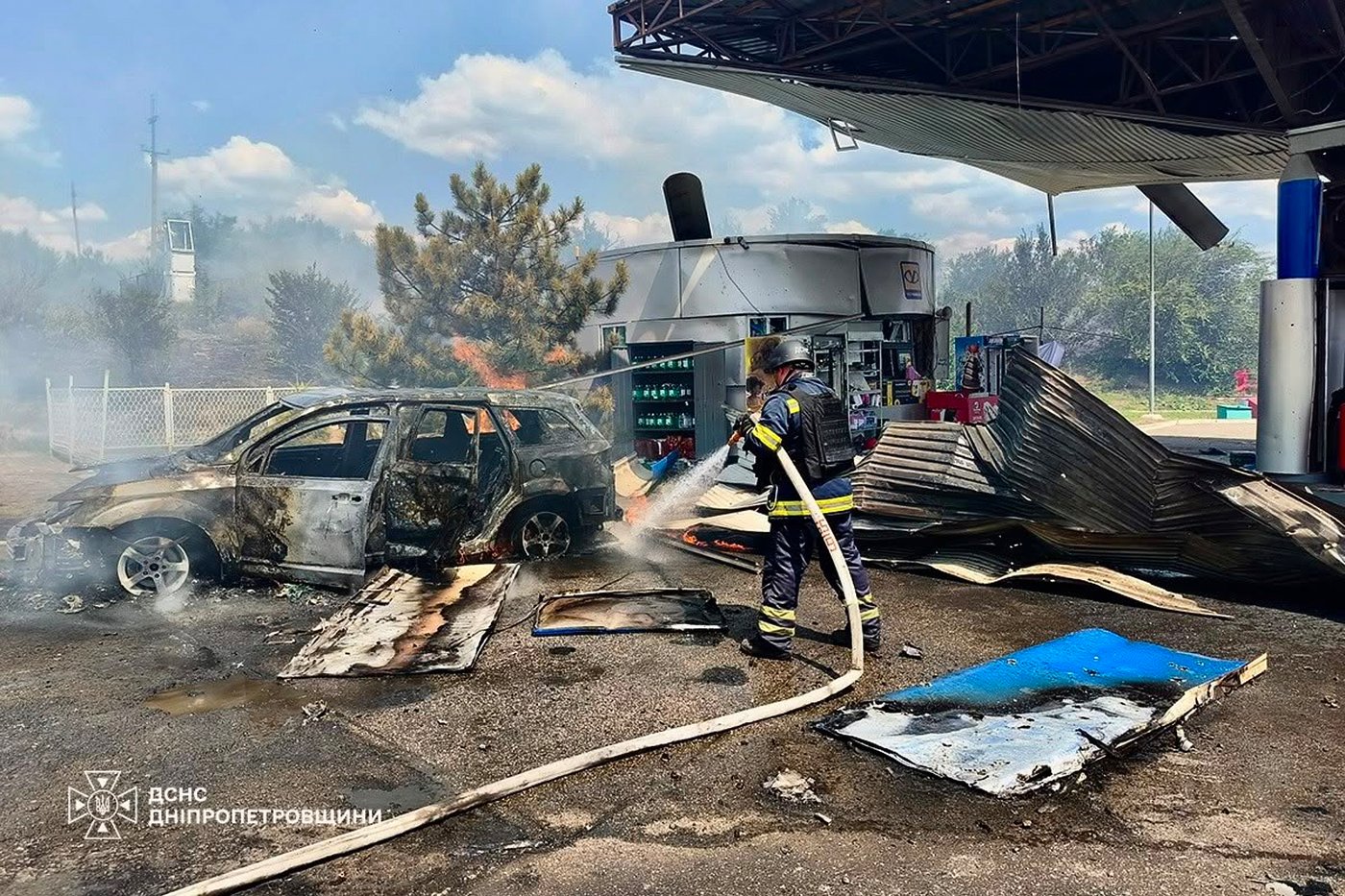 Russia blasts southern Ukrainian city with glide bombs while Ukrainian drones kill 9 | iNFOnews.ca Russia blasts southern Ukrainian city with glide bombs while Ukrainian drones kill 9 | iNFOnews.ca