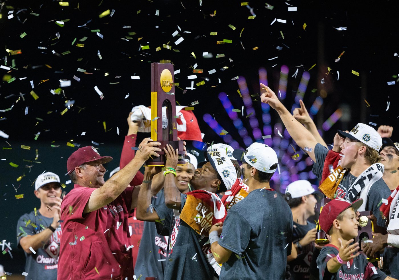 Oklahoma rolls past Tar Heels 13-2 for 1st national championship since 1994 and SEC's 7th in a row | iNFOnews.ca