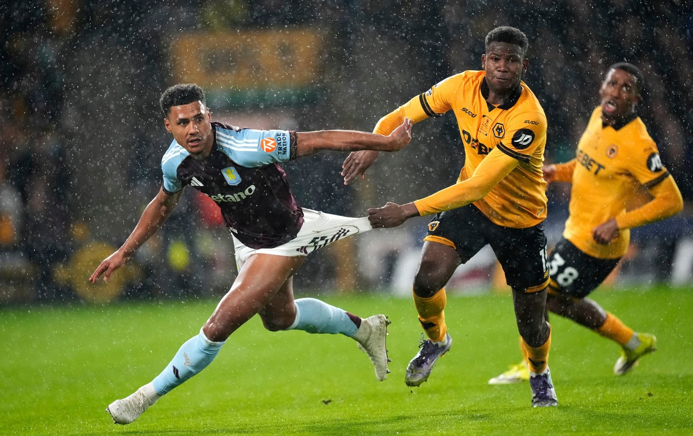Bottom club Wolves shock high-flying Aston Villa at Molineux | iNFOnews.ca