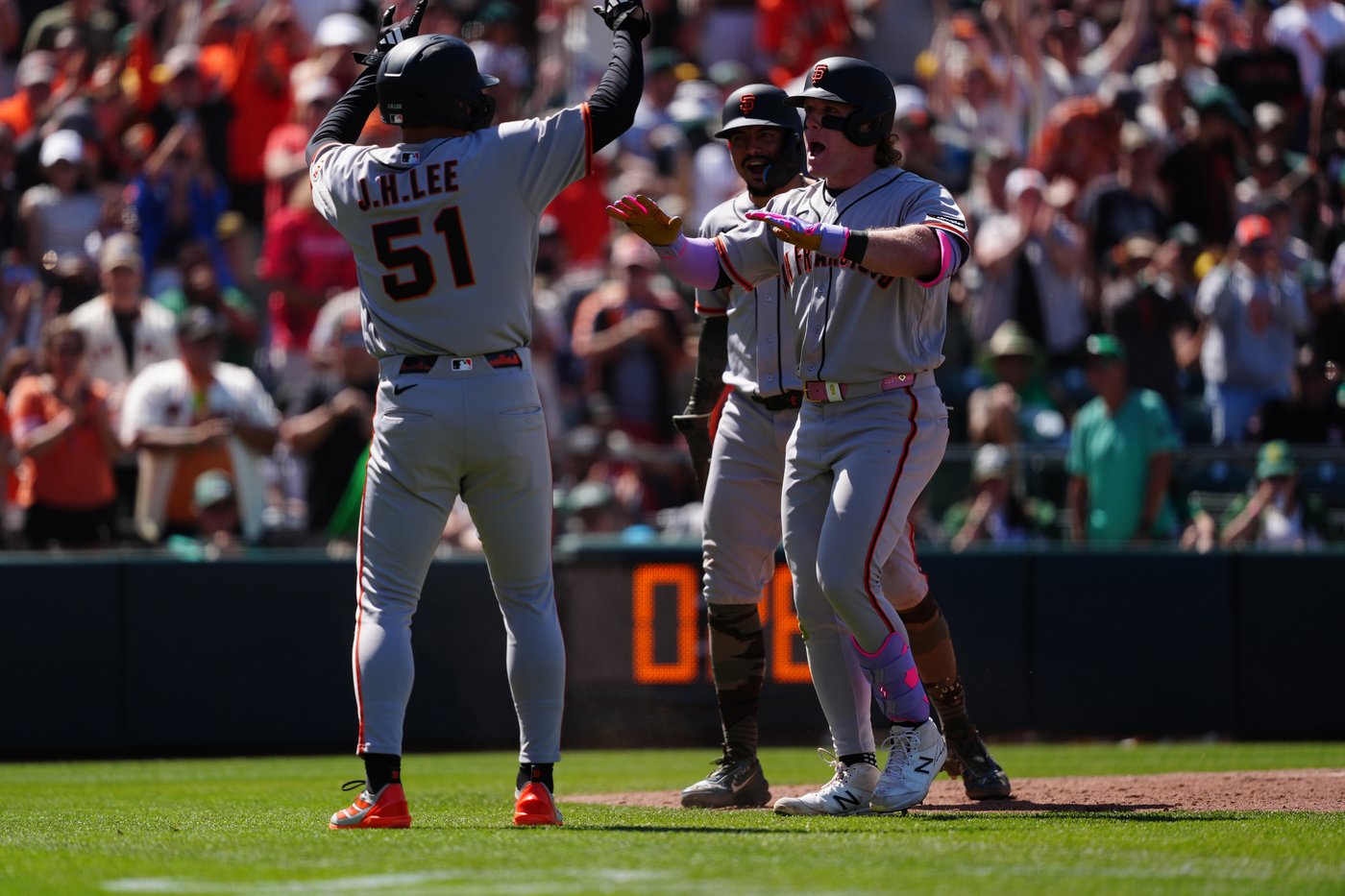 Bader's wind-aided grand slam helps Giants breeze to 10-1 victory over Athletics | iNFOnews.ca