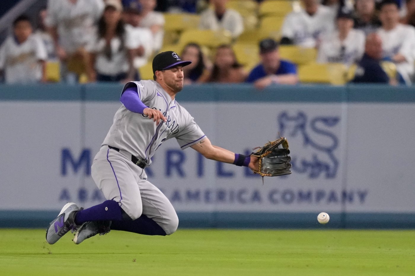 Mookie Betts delivers a clutch 2-strike hit in the eighth as Dodgers beat Rockies 4-3 | iNFOnews.ca