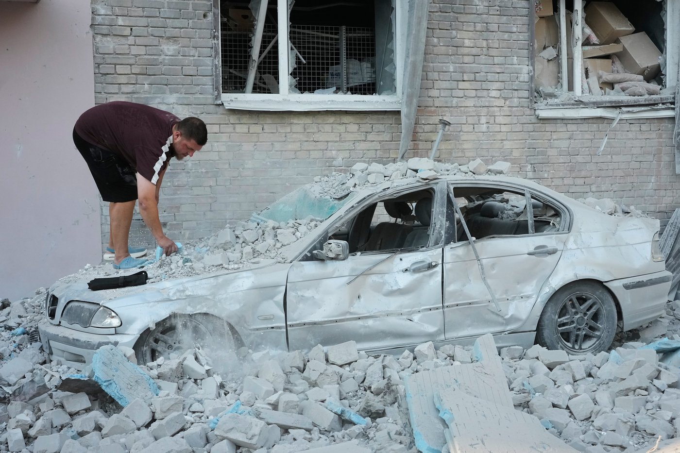 Photos show aftermath of large-scale Russian attack overnight in Kyiv | iNFOnews.ca