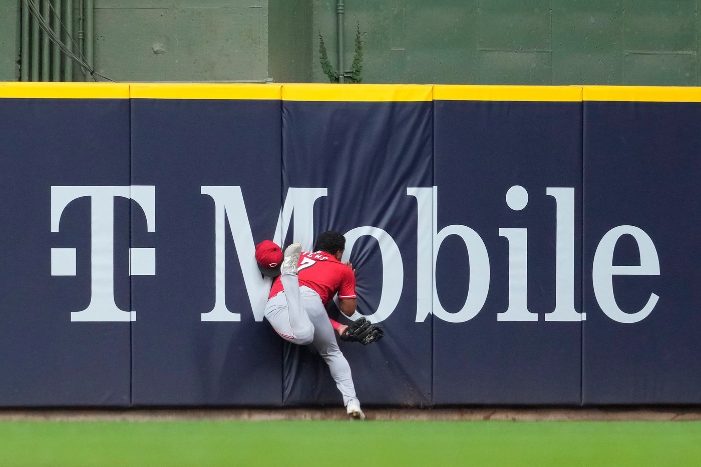 Ortiz homer gives Brewers 5-3 comeback win over Reds | iNFOnews.ca