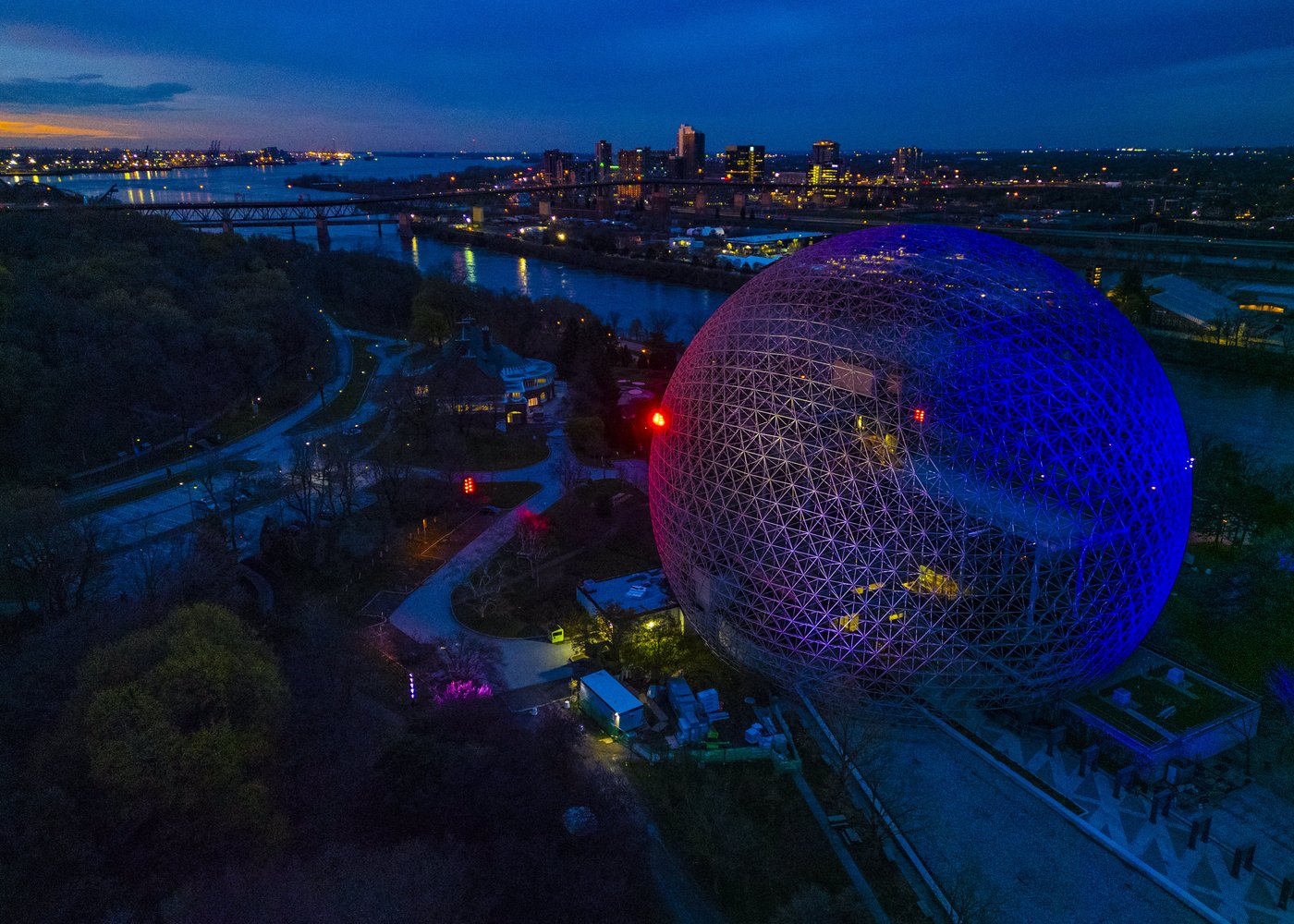 Bleu, blanc, rouge dominates skyline as Habs fever grips Montreal | iNFOnews.ca