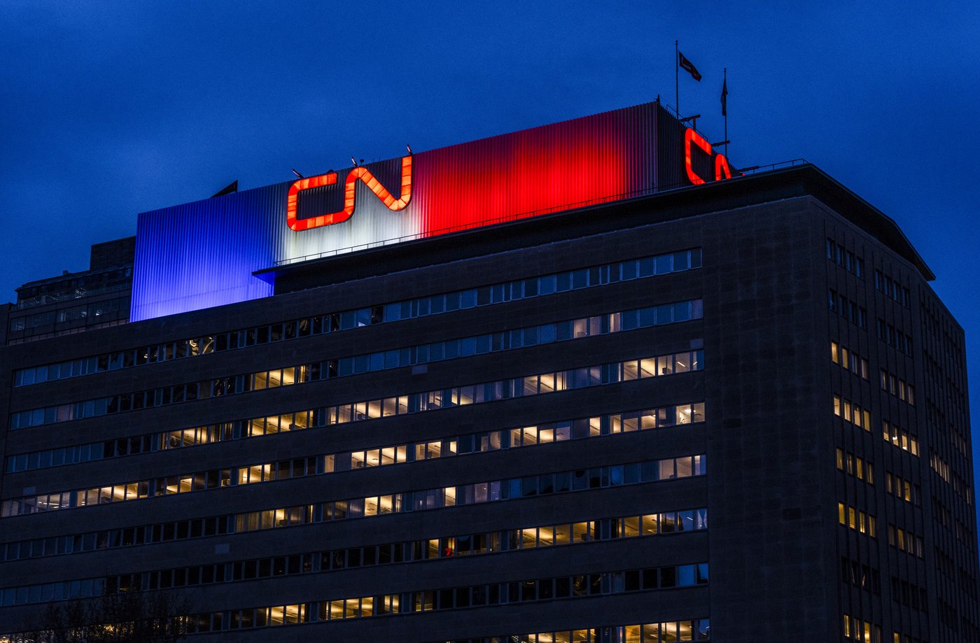 Bleu, blanc, rouge dominates skyline as Habs fever grips Montreal | iNFOnews.ca