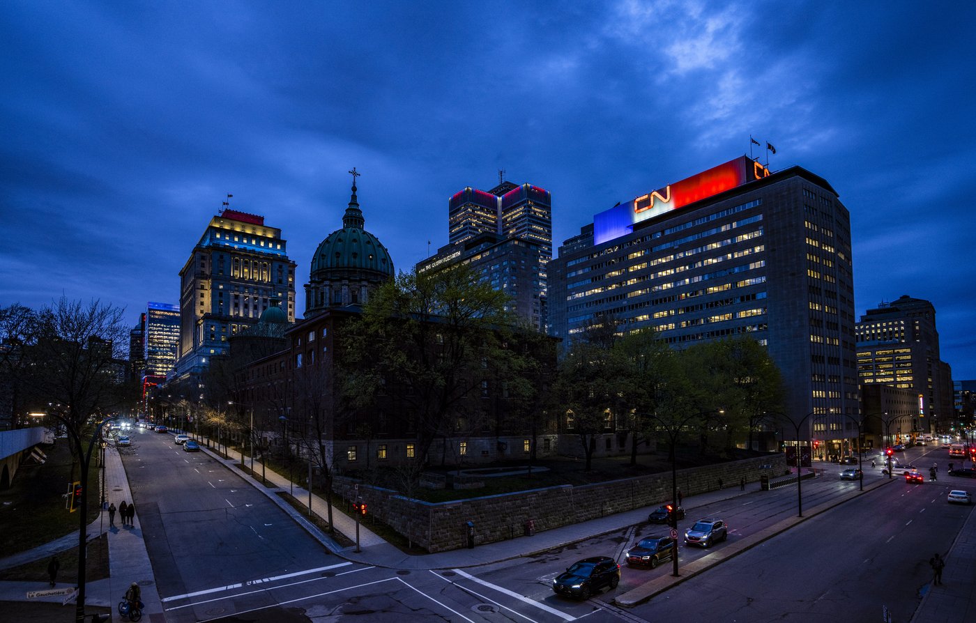 Bleu, blanc, rouge dominates skyline as Habs fever grips Montreal | iNFOnews.ca
