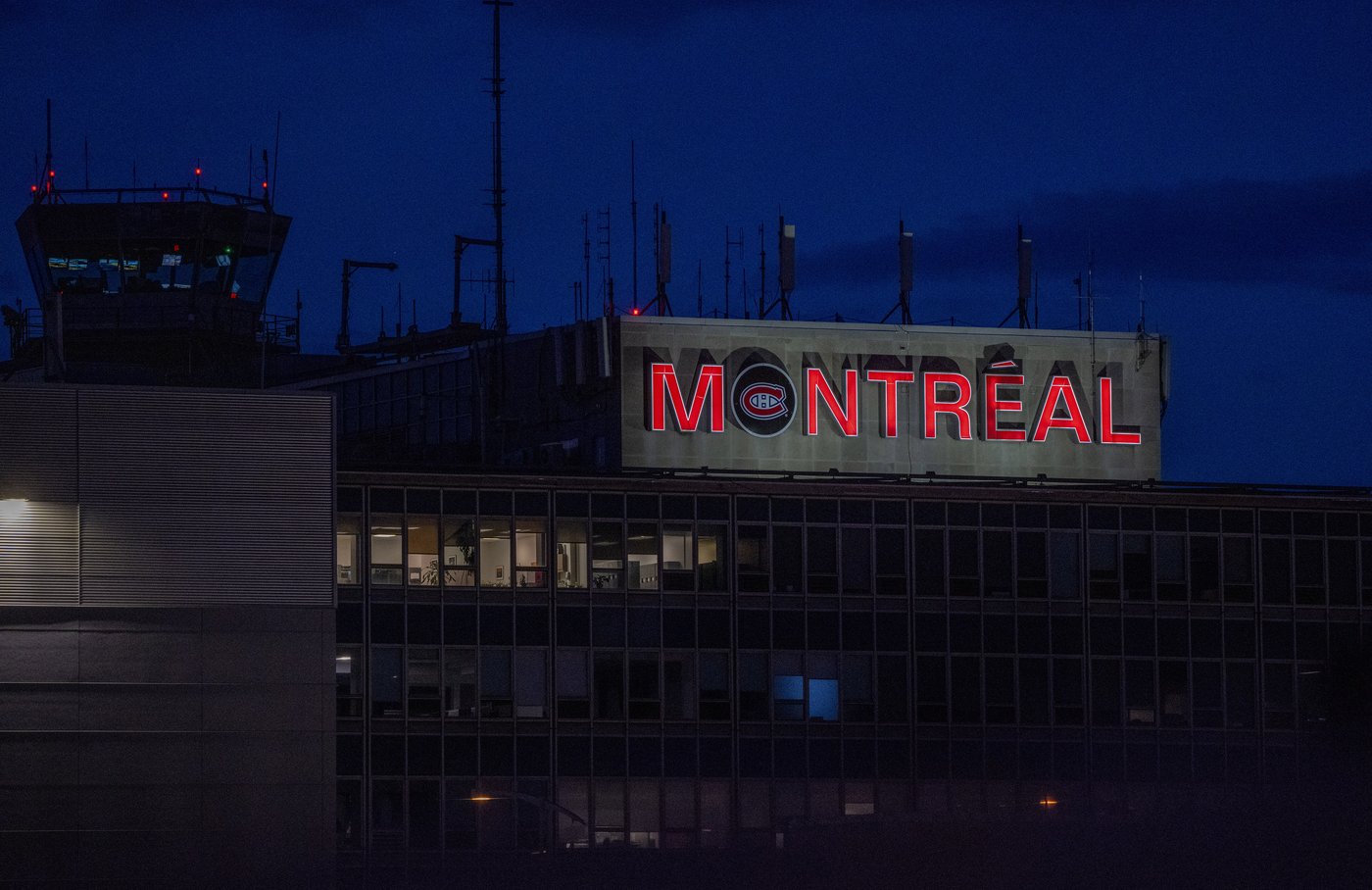 Bleu, blanc, rouge dominates skyline as Habs fever grips Montreal | iNFOnews.ca