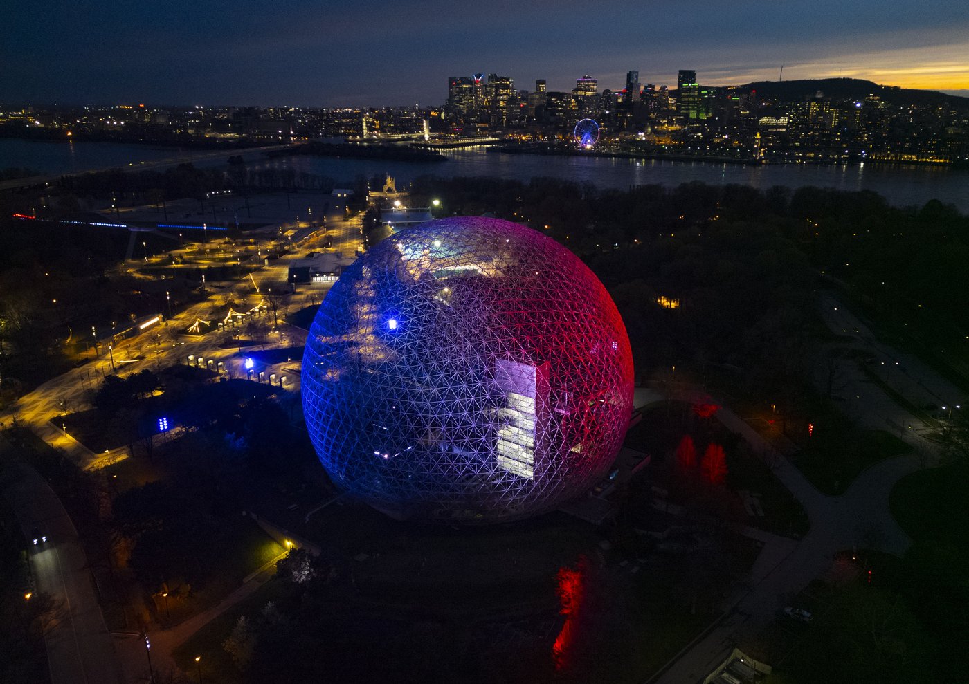 Bleu, blanc, rouge dominates skyline as Habs fever grips Montreal | iNFOnews.ca