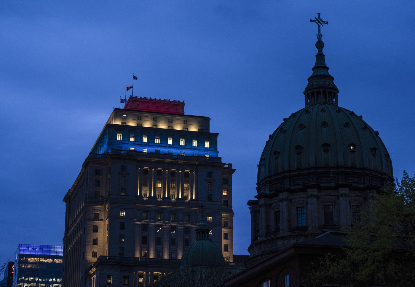 Bleu, blanc, rouge dominates skyline as Habs fever grips Montreal | iNFOnews.ca