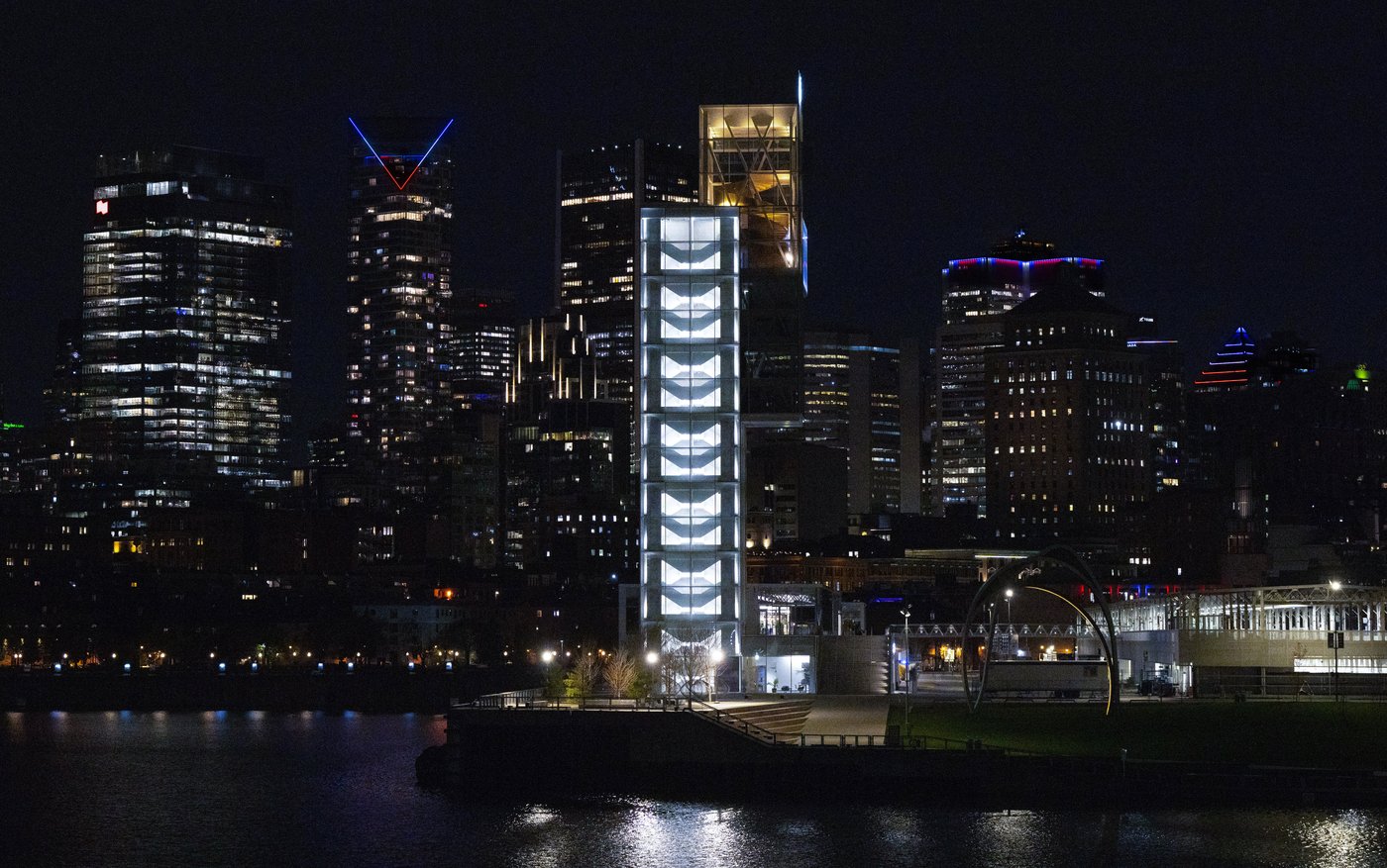 Bleu, blanc, rouge dominates skyline as Habs fever grips Montreal | iNFOnews.ca