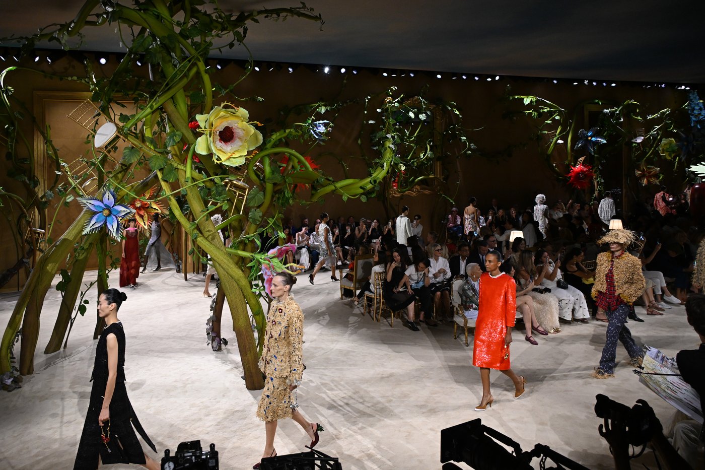Bare skin, fantasy and the machine: 3 takeaways from Paris' starry couture week | iNFOnews.ca