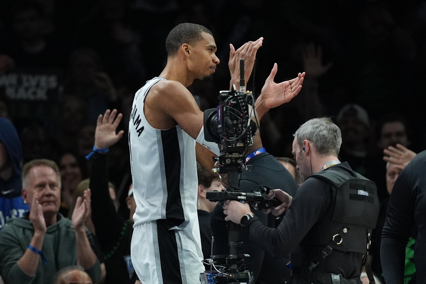 Wembanyama gets ejected early in Spurs-Wolves Game 4 for elbowing Reid and drawing a Flagrant 2 foul | iNFOnews.ca