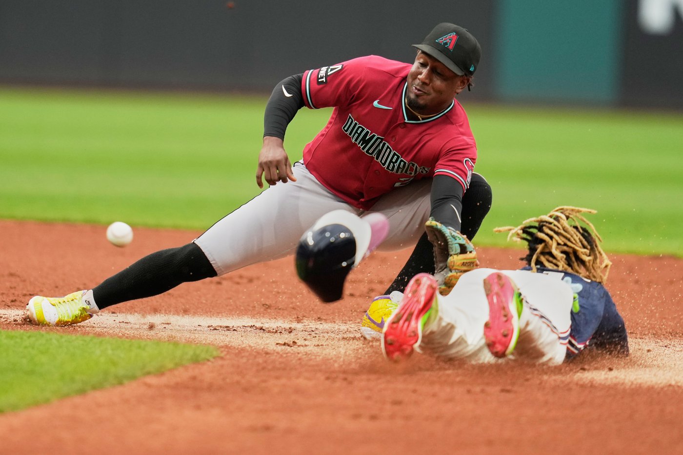Diamondbacks score 4 in 8th to beat Guardians 4-1 and move into second in NL wild-card race | iNFOnews.ca