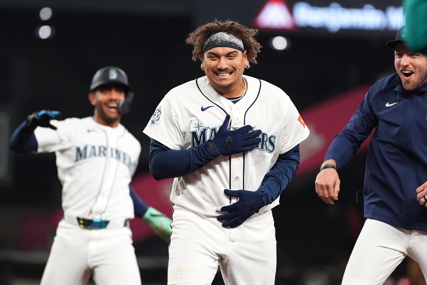 Josh Naylor hits walk-off single and Cal Raleigh homers as Mariners beat A's 5-4 to avoid sweep | iNFOnews.ca