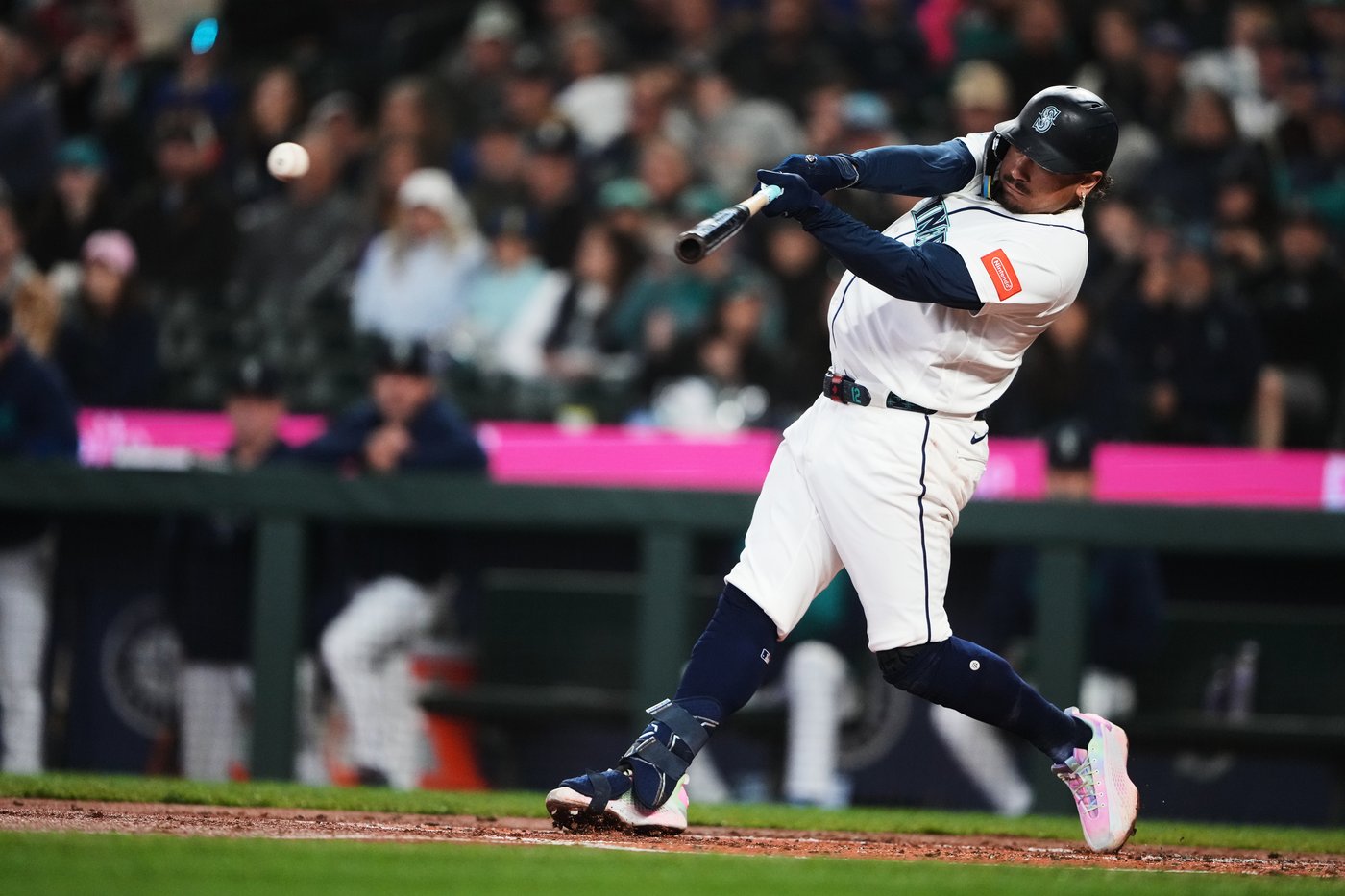 Josh Naylor hits walk-off single and Cal Raleigh homers as Mariners beat A's 5-4 to avoid sweep | iNFOnews.ca