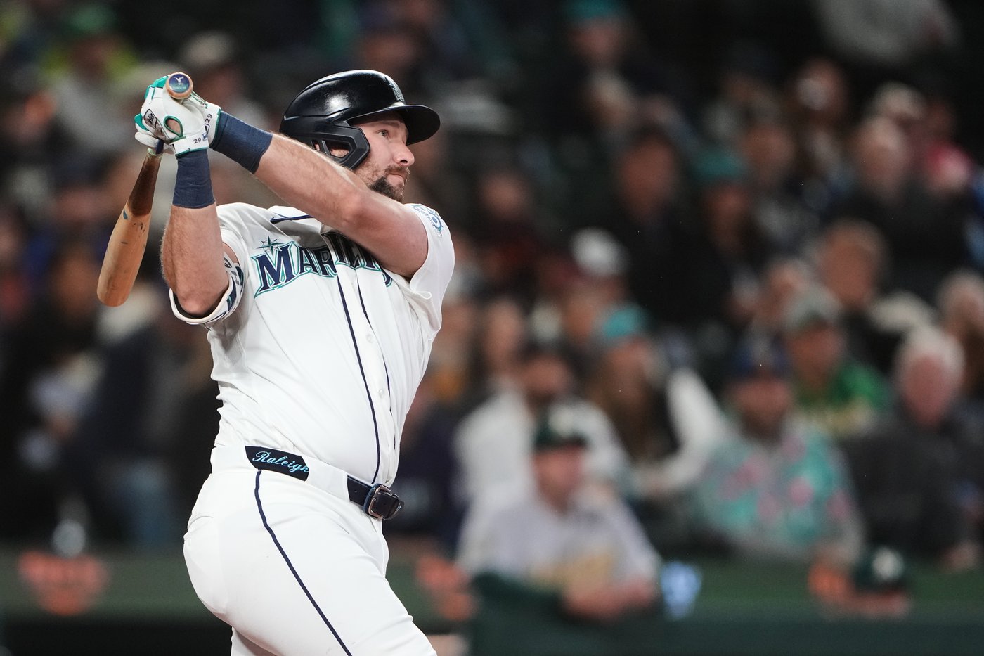 Josh Naylor hits walk-off single and Cal Raleigh homers as Mariners beat A's 5-4 to avoid sweep | iNFOnews.ca