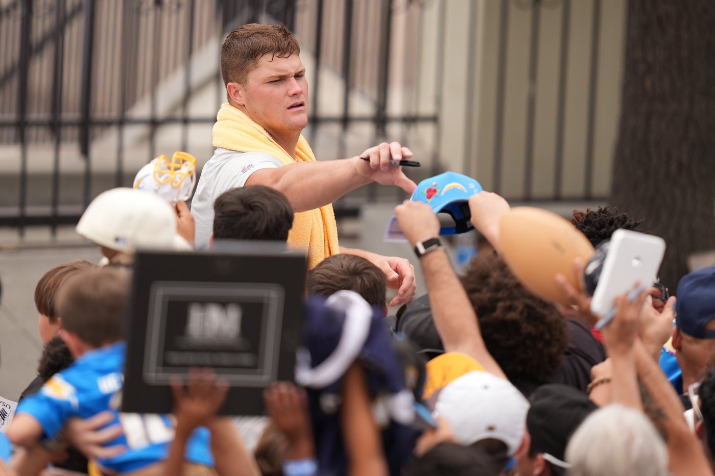New offensive coordinator Mike McDaniel brings a different vibe to Chargers on and off field | iNFOnews.ca