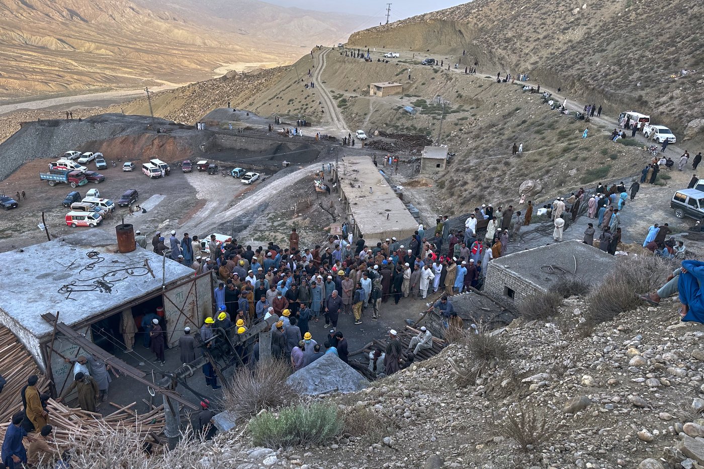 Coal mine blast in Pakistan kills at least 32 miners and traps 10 others | iNFOnews.ca