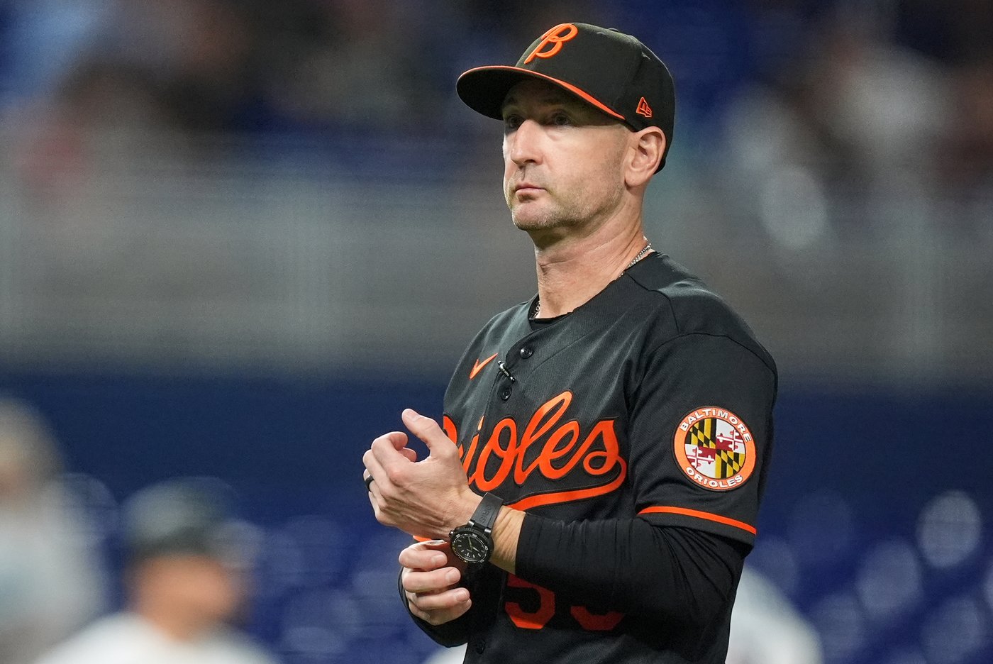 Orioles manager playfully puts on a mask in the dugout to protect himself from foul balls | iNFOnews.ca