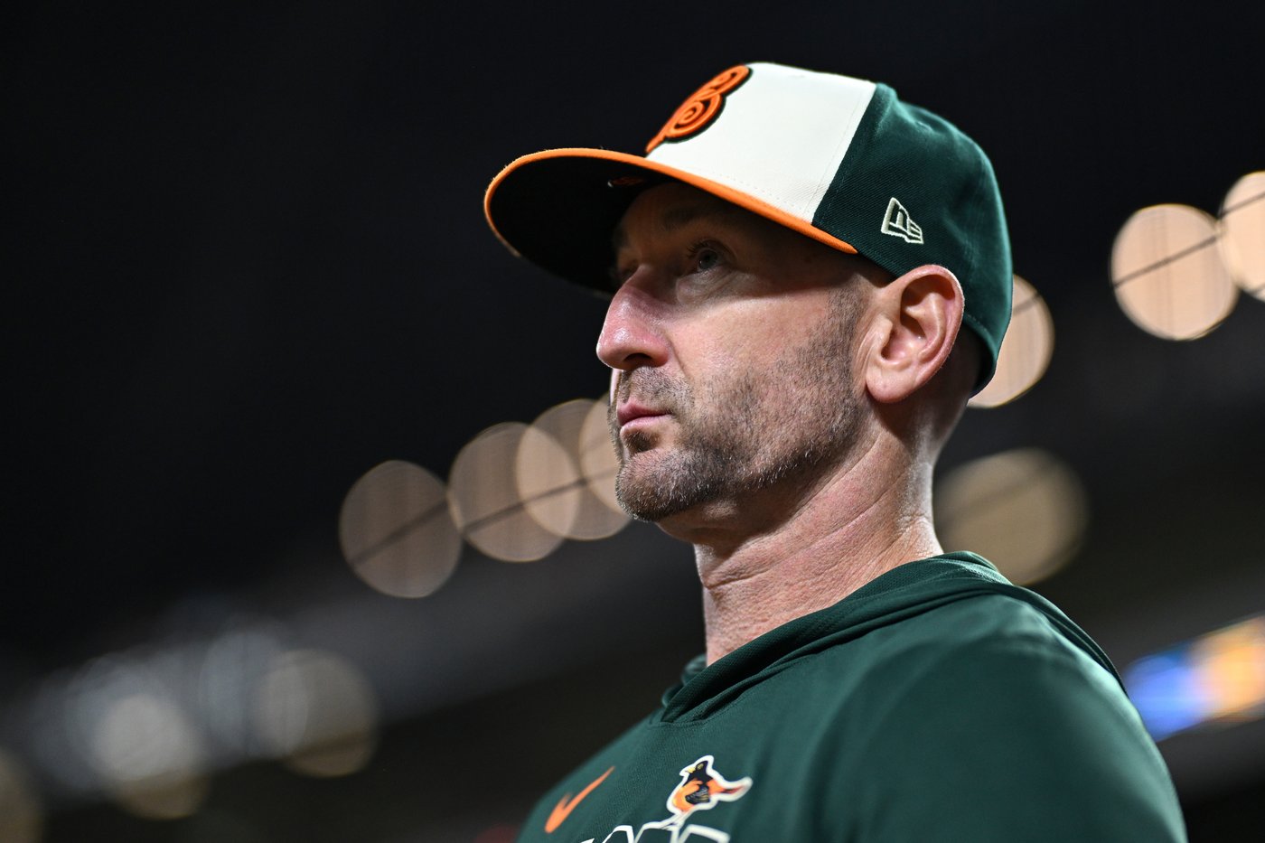 Orioles manager playfully puts on a mask in the dugout to protect himself from foul balls | iNFOnews.ca