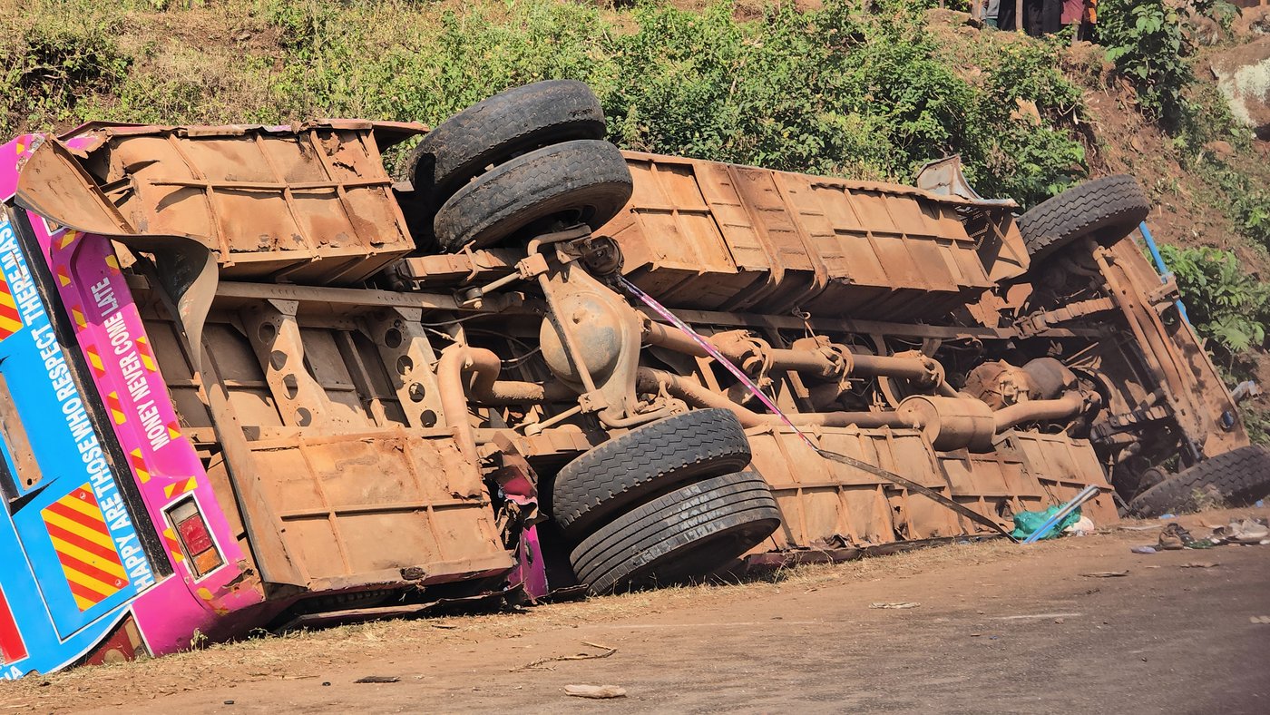 A school bus crash in Uganda kills at least 20 children and an adult | iNwheels