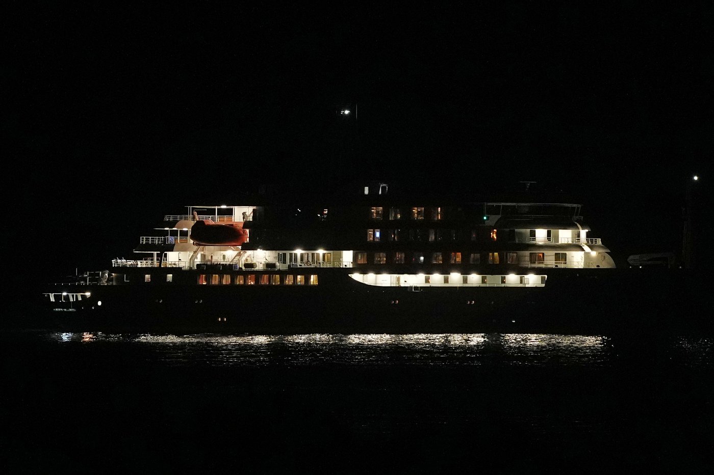 Inside the cruise ship at the center of a deadly hantavirus outbreak | iNFOnews.ca