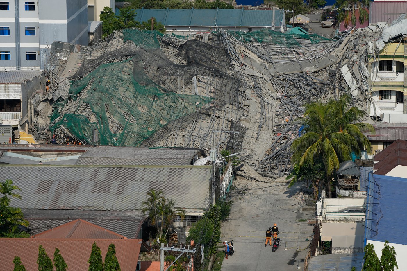 Photos show the aftermath of a building collapse in the Philippines | iNFOnews.ca