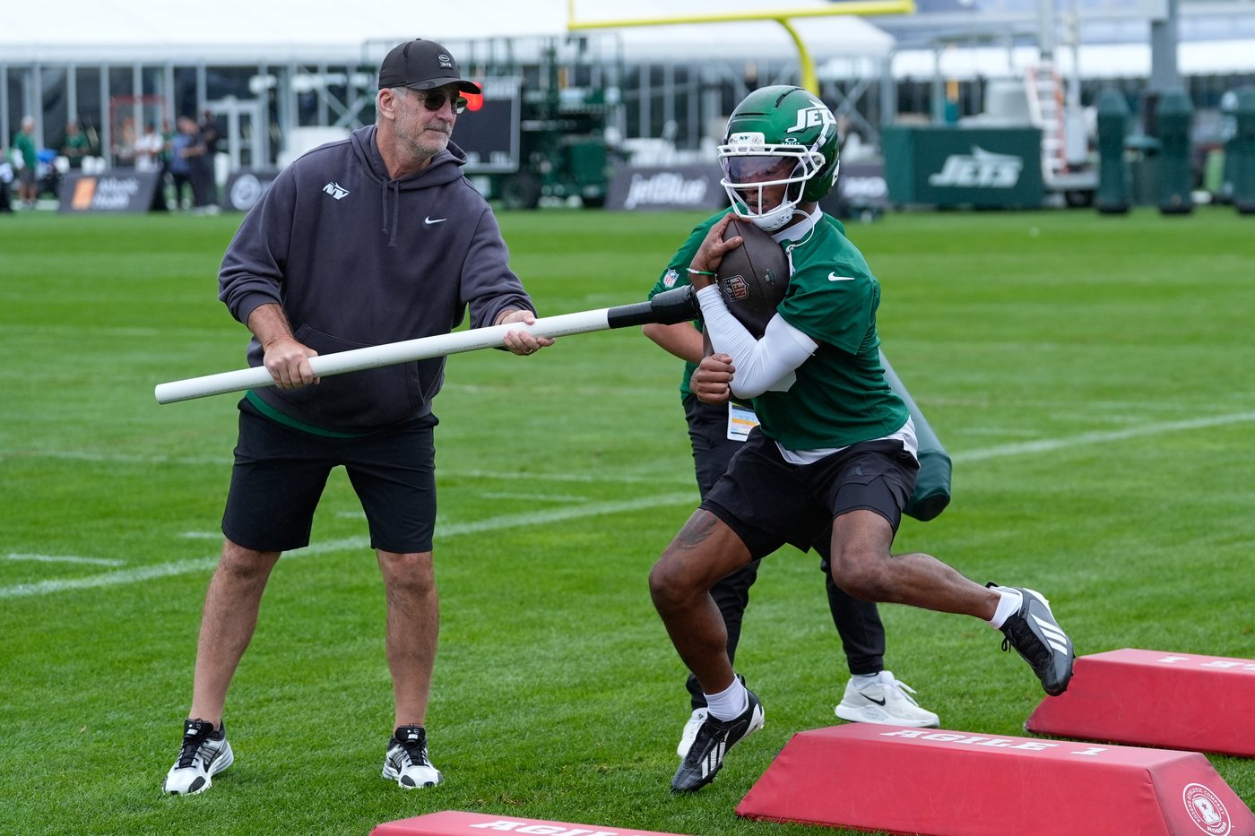 Jets coach Aaron Glenn turns to analytics, science and rest to reshape training camp schedule | iNFOnews.ca Jets coach Aaron Glenn turns to analytics, science and rest to reshape training camp schedule | iNFOnews.ca