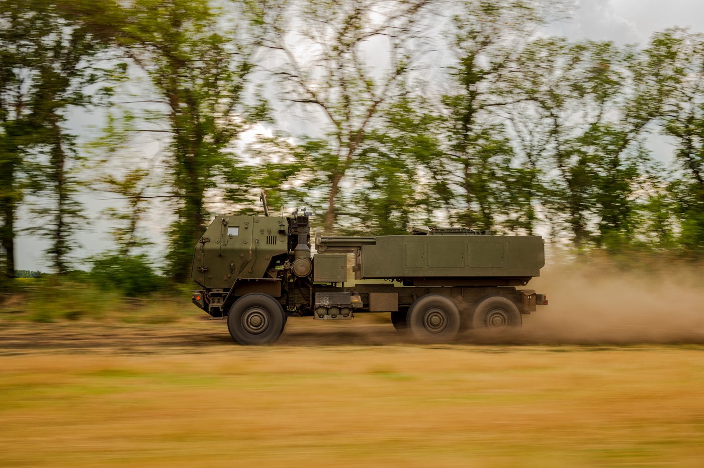 Ukrainian HIMARS crew fires and moves on as it tries to avoid detection, in photos | iNFOnews.ca